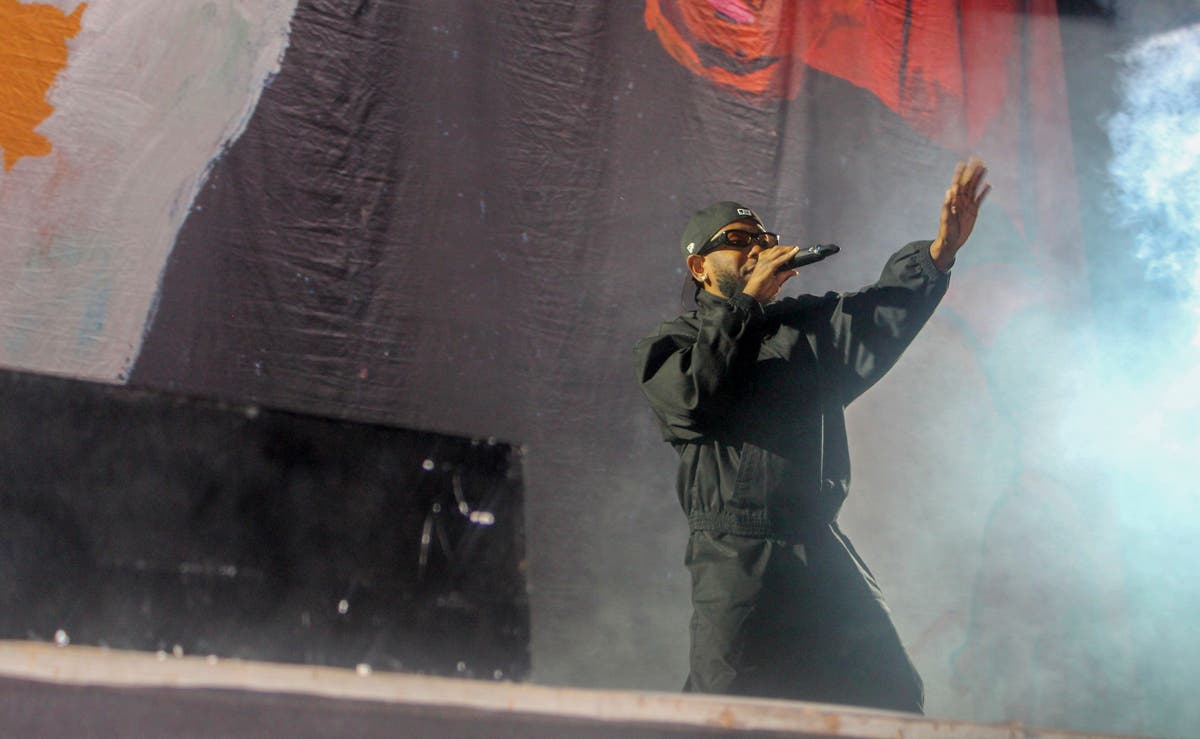 Американският рапър Кендрик Ламар заслепява, докато споделя сцената на Южна Африка с местни изпълнители