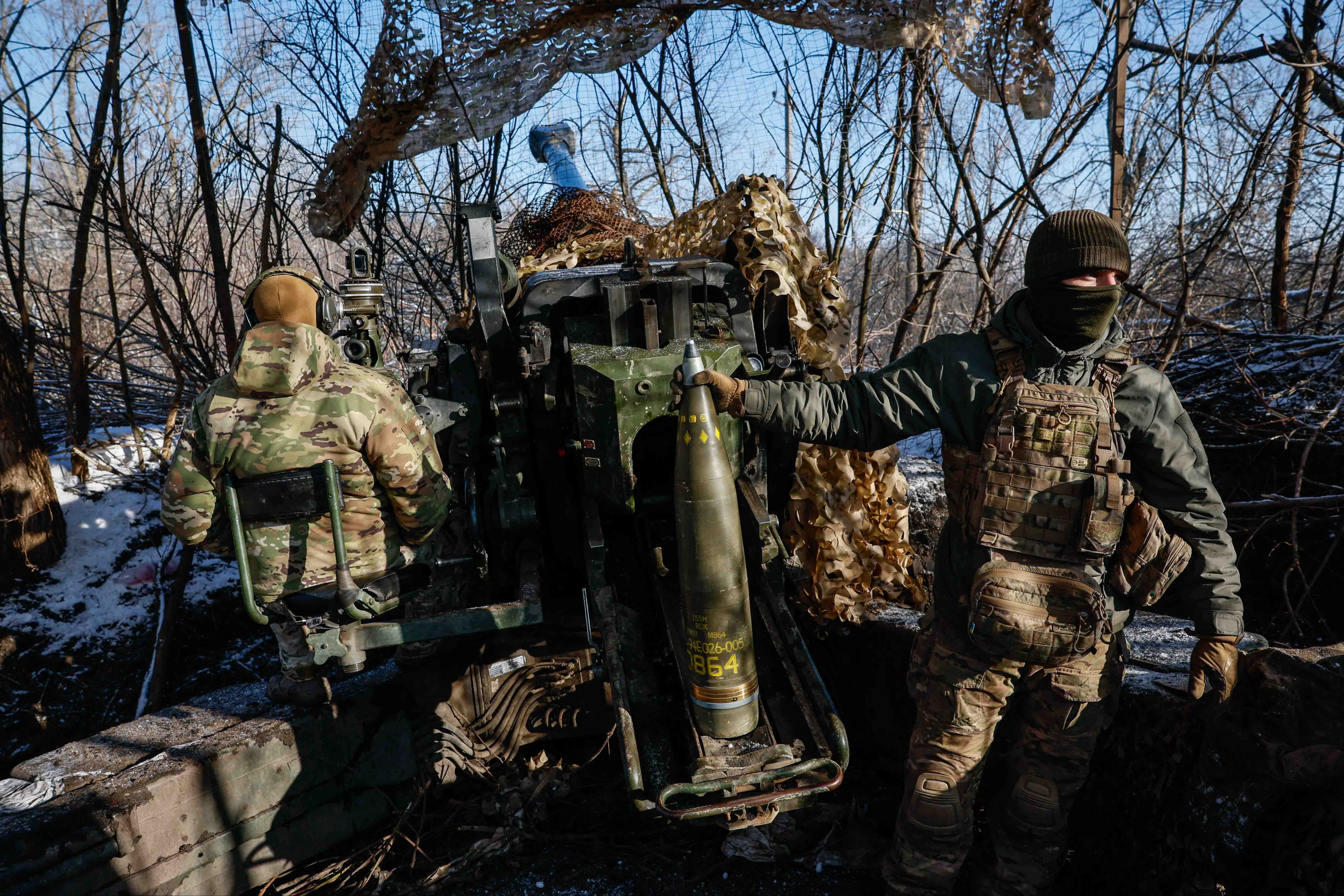 Ukrainian troops prepare to fire from a howitzer LH-70 towards Russian troops at a position near the frontline in Donetsk, eastern Ukraine