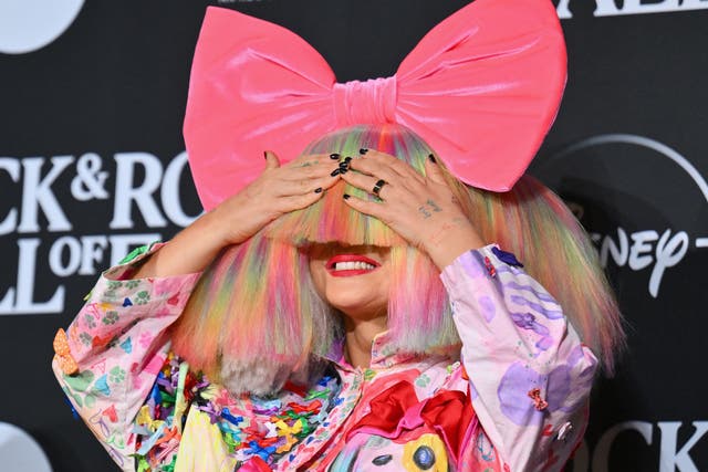 Не узнать: как выглядит Sia после подтяжки лица