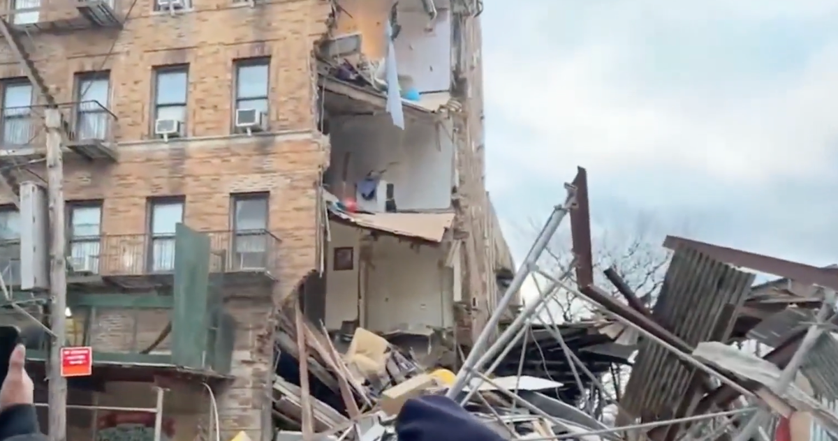 Служби за спешна помощ на мястото на инцидента, когато шестетажна сграда в Бронкс се срутва частично