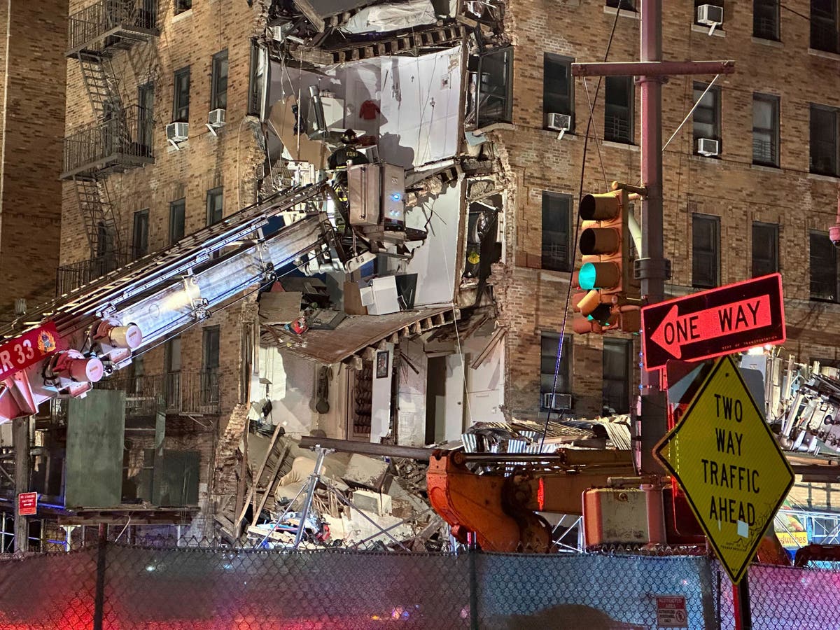Пожарникарите издирват всеки, който е хванат в капан, след като ъгълът на шестетажна жилищна сграда в Бронкс се срути