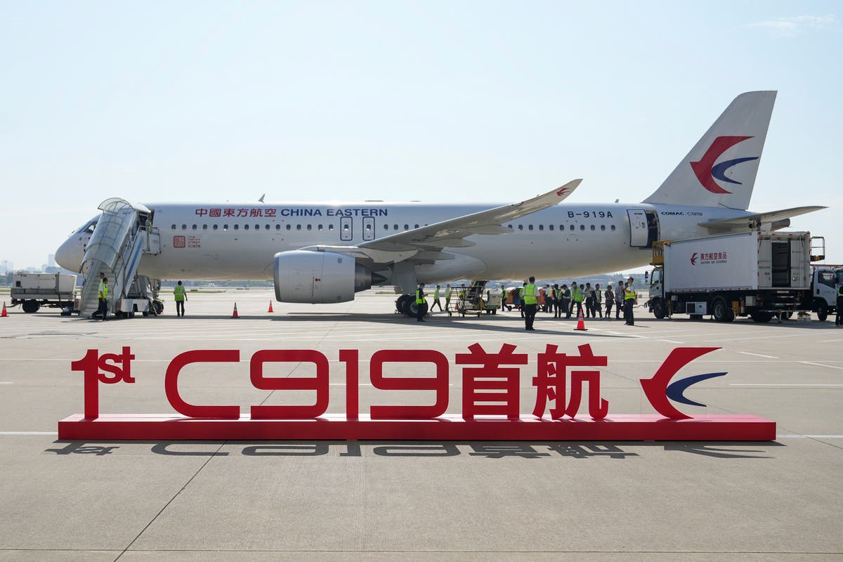 Китайският самолет C919 пристига в Хонг Конг с първи полет извън континента