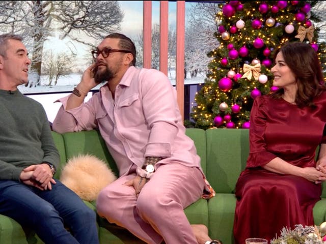 <p>Frozen out: Nigella Lawson maintains her poise as actor Jason Momoa turns his back on her on <em>The One Show</em> sofa </p>