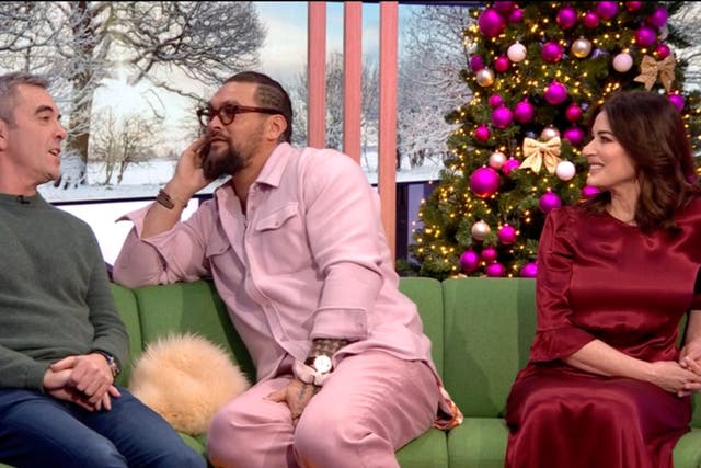 <p>Frozen out: Nigella Lawson maintains her poise as actor Jason Momoa turns his back on her on <em>The One Show</em> sofa </p>