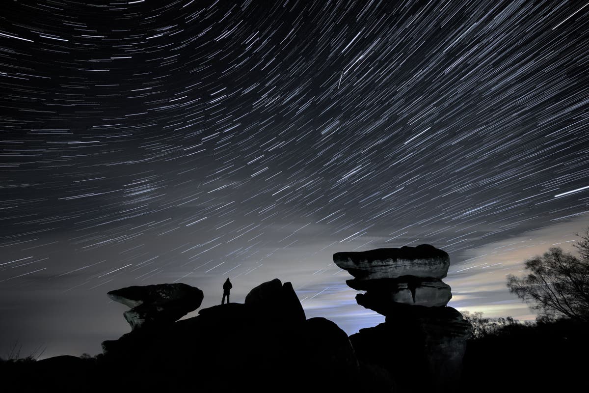 Метеоритен дъжд от Геминиди, който осветява нощното небе