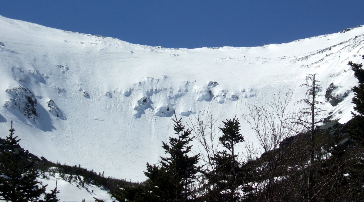 Skier triggers avalanche on Mount Washington