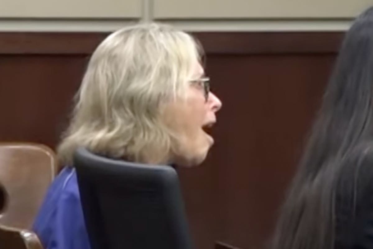 Майка, обвинена в заговор за убийство със син, прави крещящо шоу в съда: „О, боже мой“