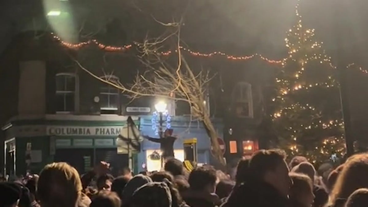 Crowds pack London’s Columbia Road for Christmas carols forcing cancellation of event thumbnail