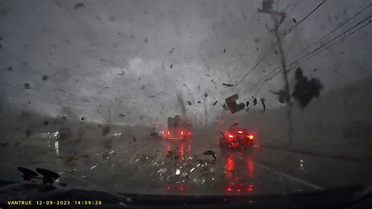 SCARY: Driver caught inside ᴅᴇᴀᴅly tornado in Tennessee