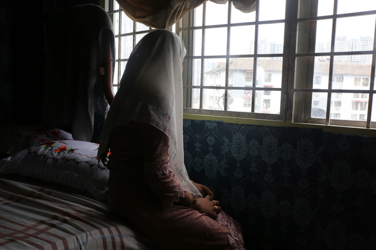 „Чувствам се в капан“: Десетки невръстни момичета от рохингия, принудени да сключват бракове с насилие в Малайзия