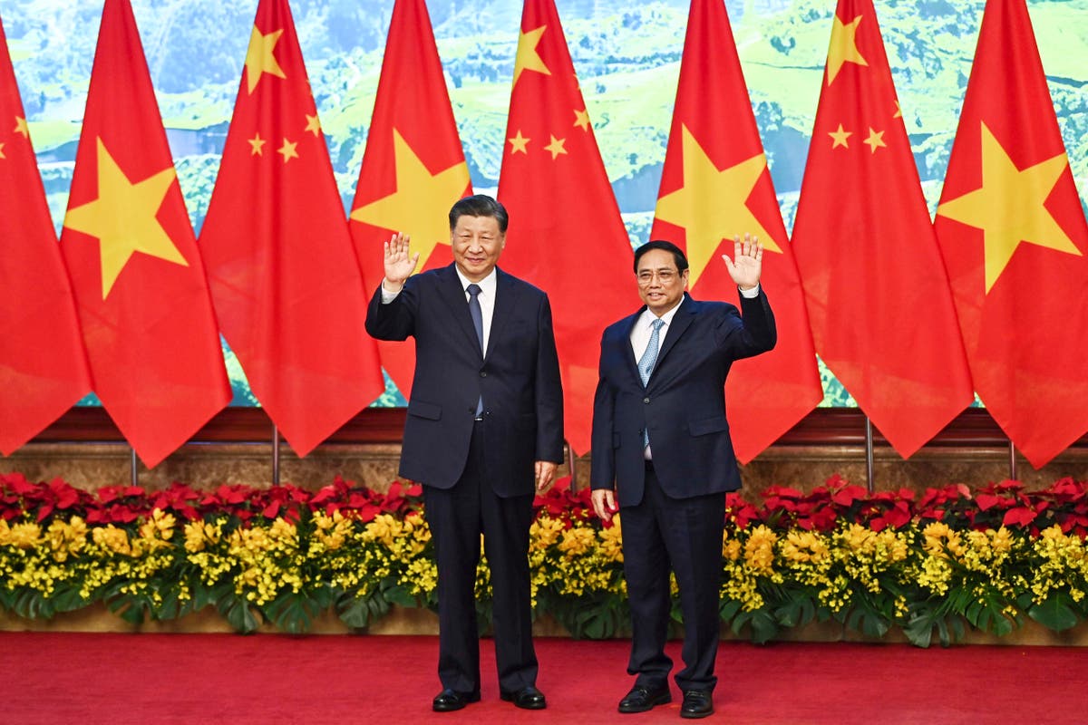 Китайският министър-председател Си се среща с виетнамския премиер на втория ден от посещението си, за да укрепи връзките
