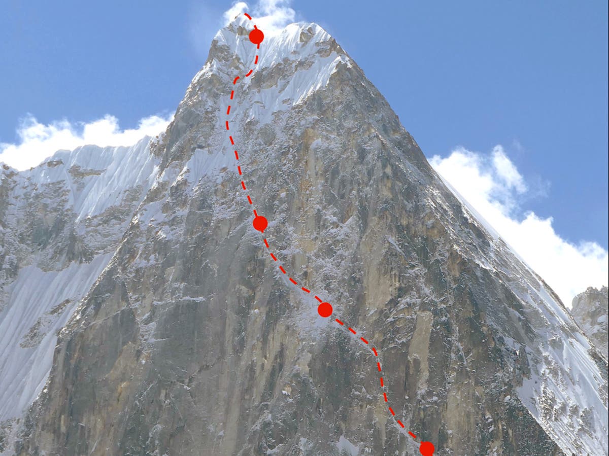 Британските алпинисти изкачиха връх 21 532 фута (6563 м), като