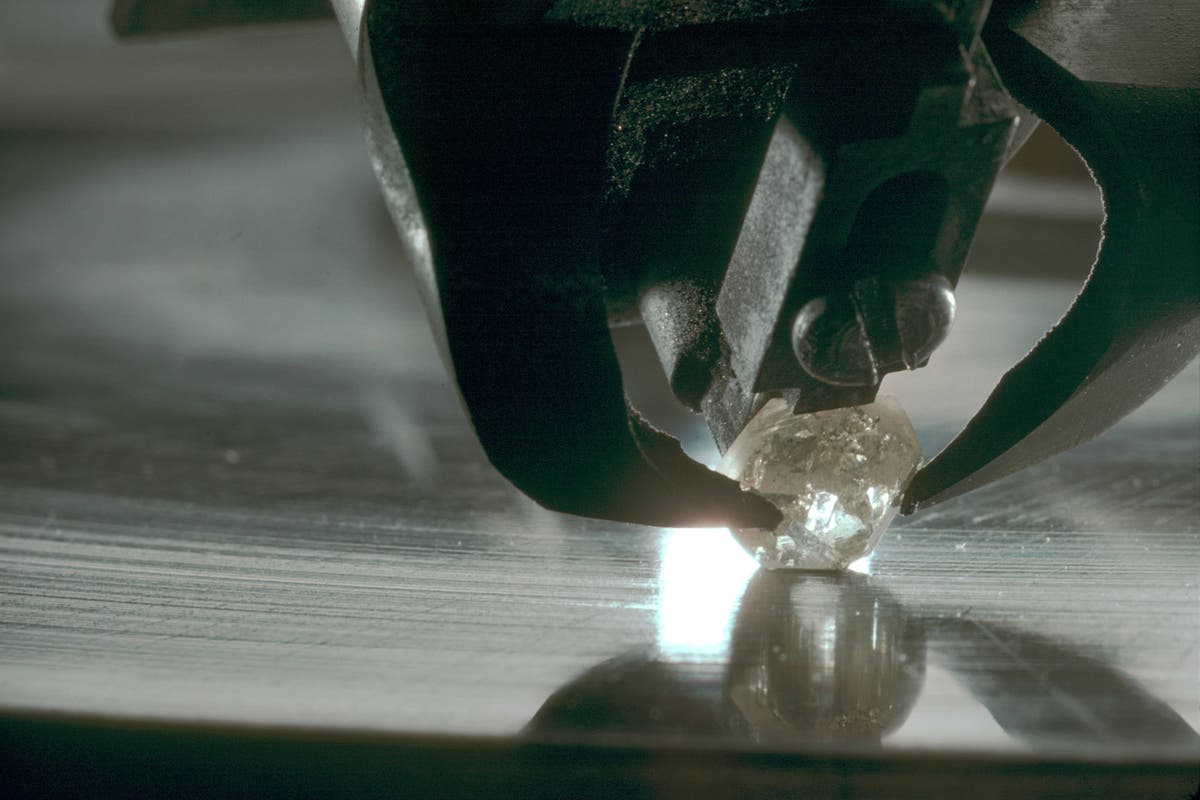 Изследователите откриват ултратвърд материал, който може да съперничи на диаманта