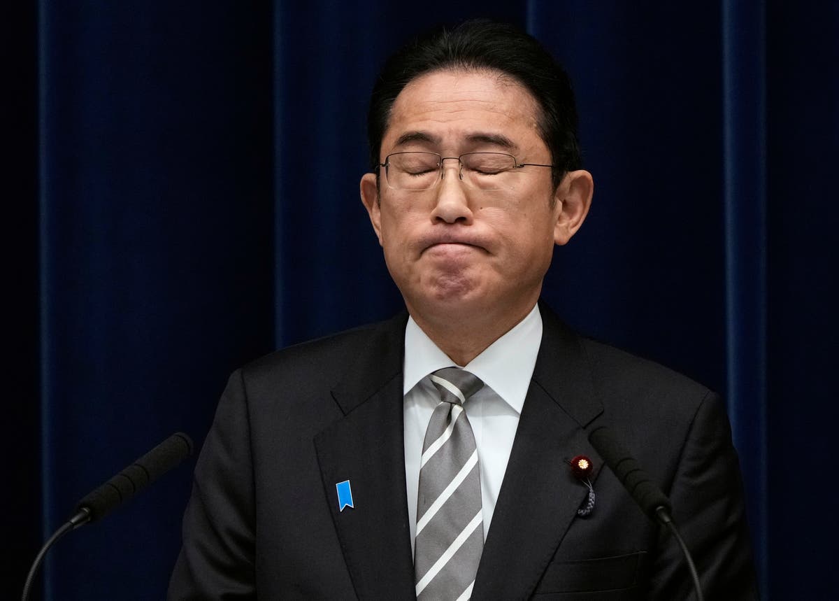 Кишида казва, че съжалява за скандала с финансите на управляващата партия и ще работи върху частични промени в своя кабинет