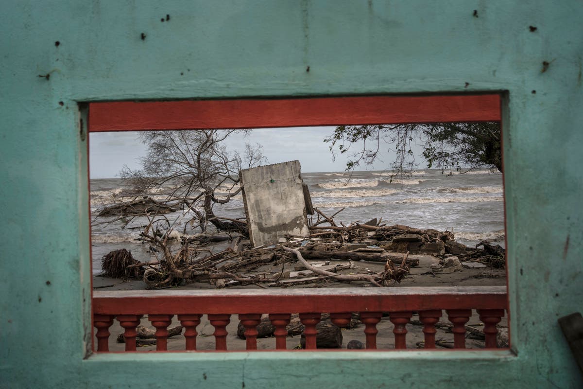 Последните жители на крайбрежен мексикански град, унищожен от изменението на климата