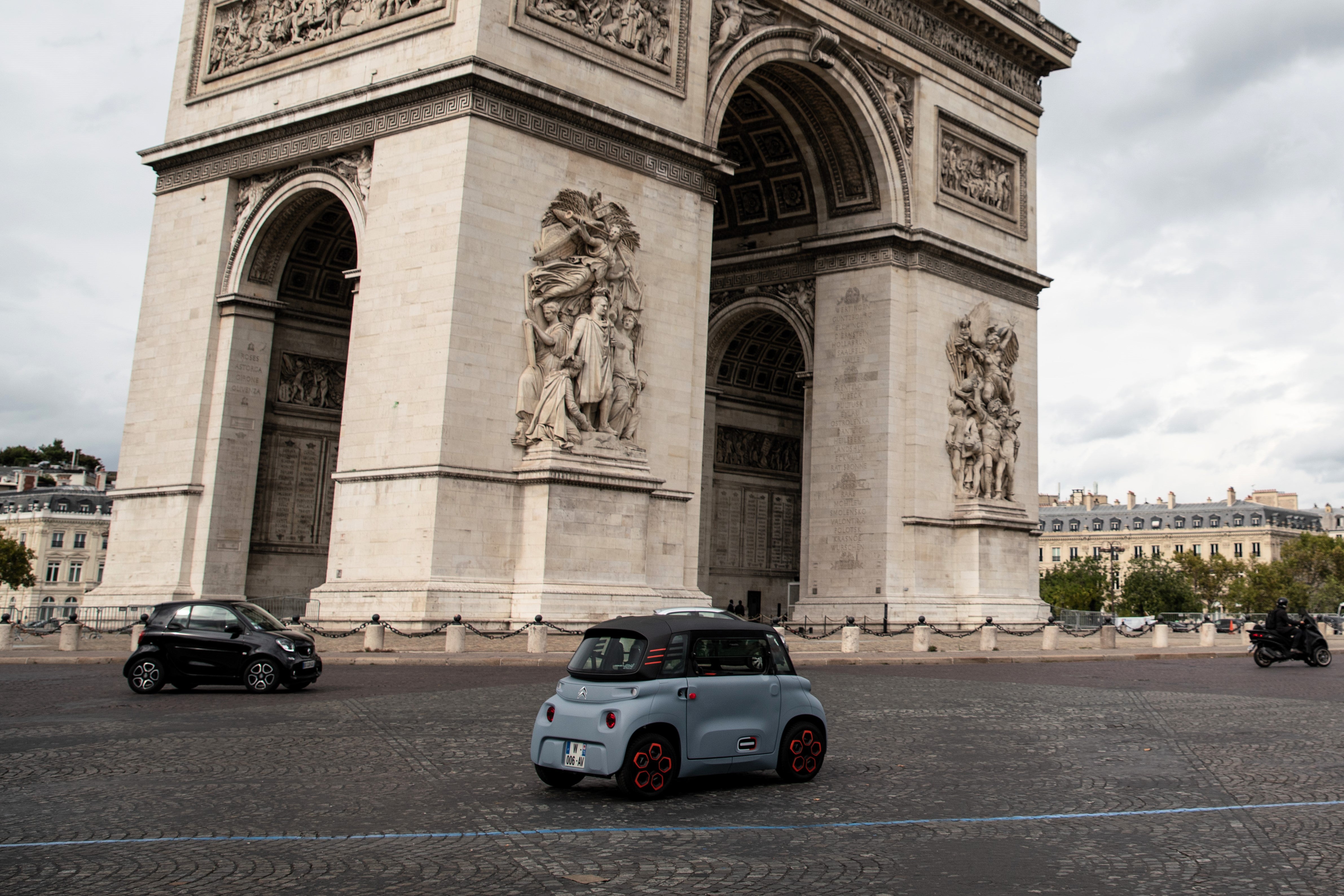 The all-electric Citroën Ami next to the Arc de Triomphe in September 2020