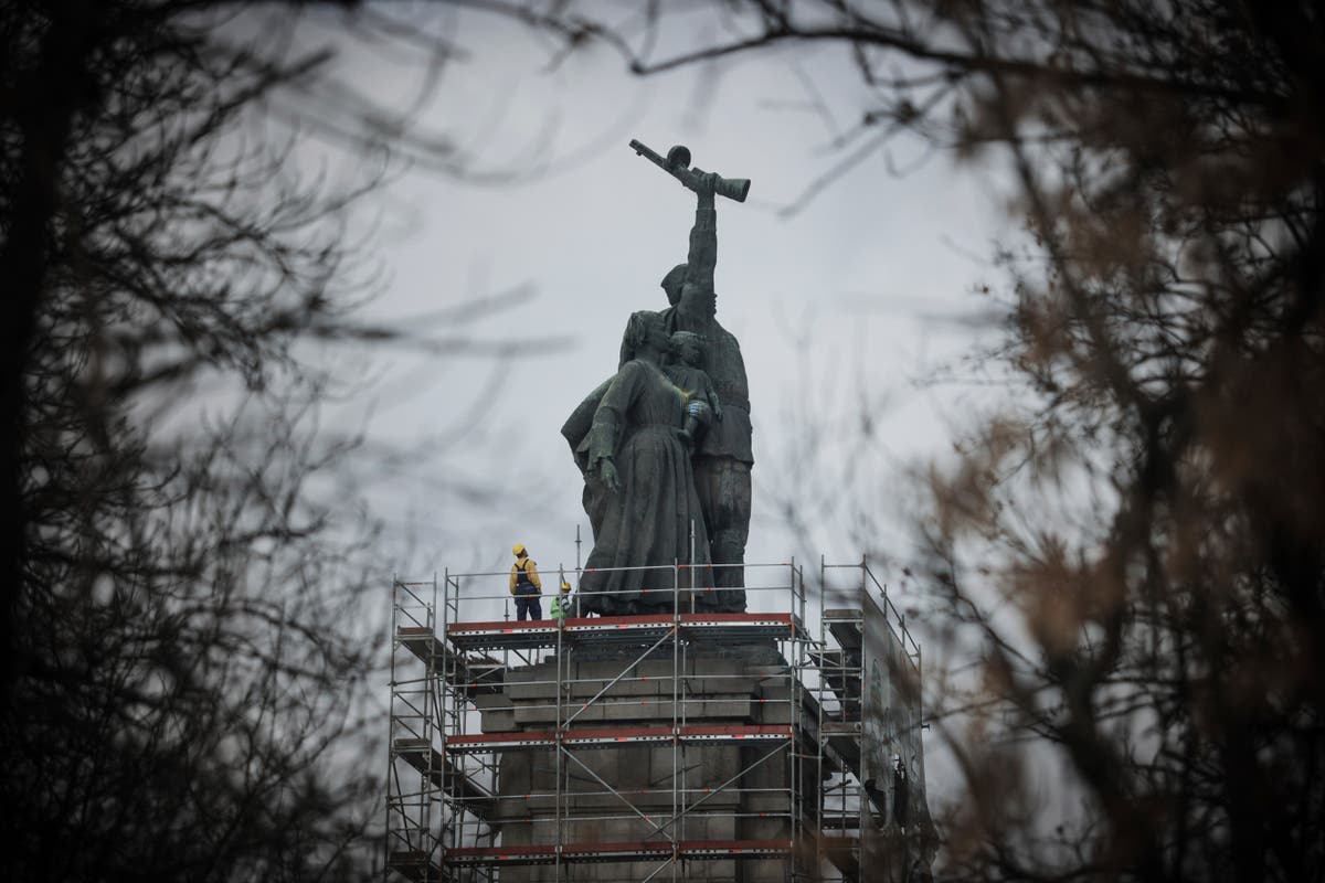 България демонтира паметник на съветската армия, който доминира над хоризонта на София от 1954 г.