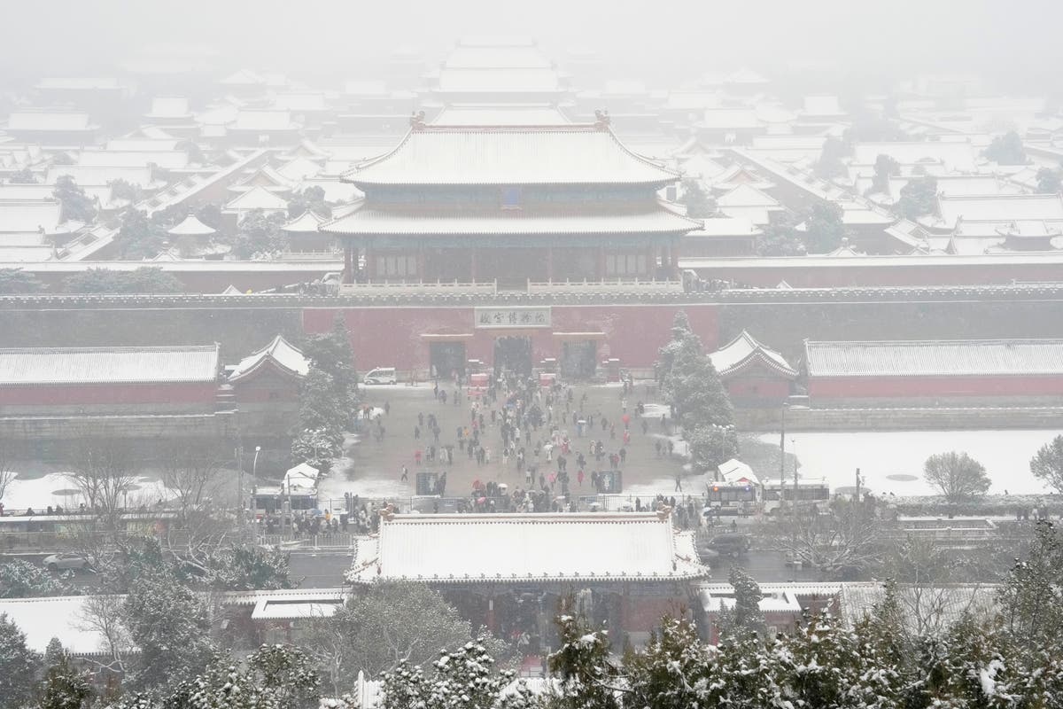СНИМКИ AP: Тълпи се събират, за да направят заснежени снимки на архитектурата на Пекин от имперската епоха
