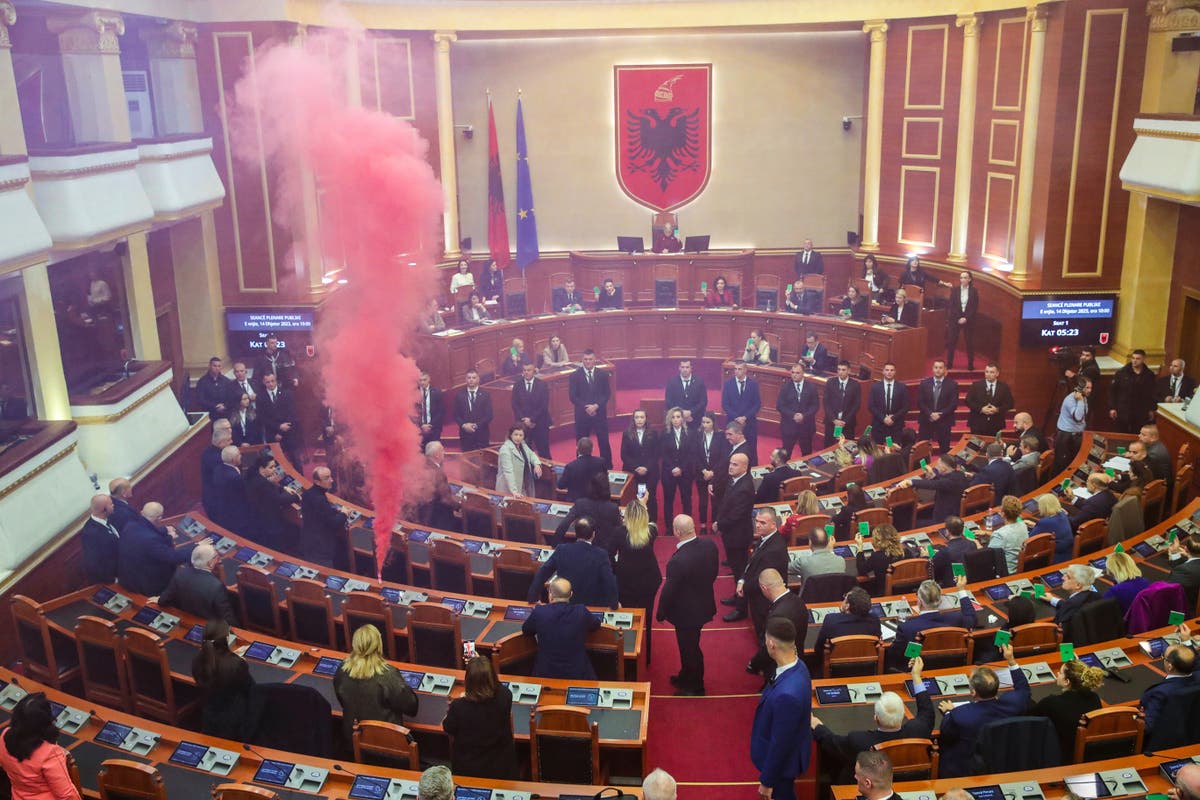 Албанската опозиция разстрои парламента, тъй като споразумението за миграцията с Италия беше свалено от дневния ред