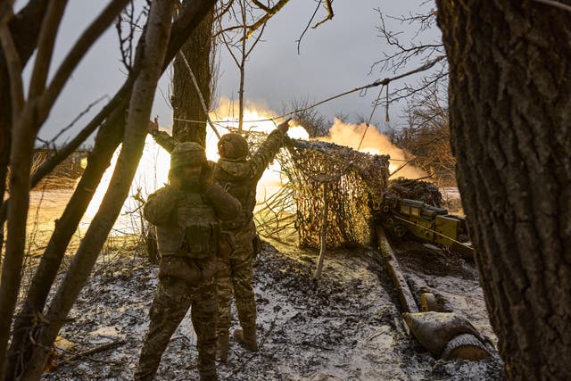 <p>Ukrainian soldiers fire from an anti-tank gun in Avdiivka</p>