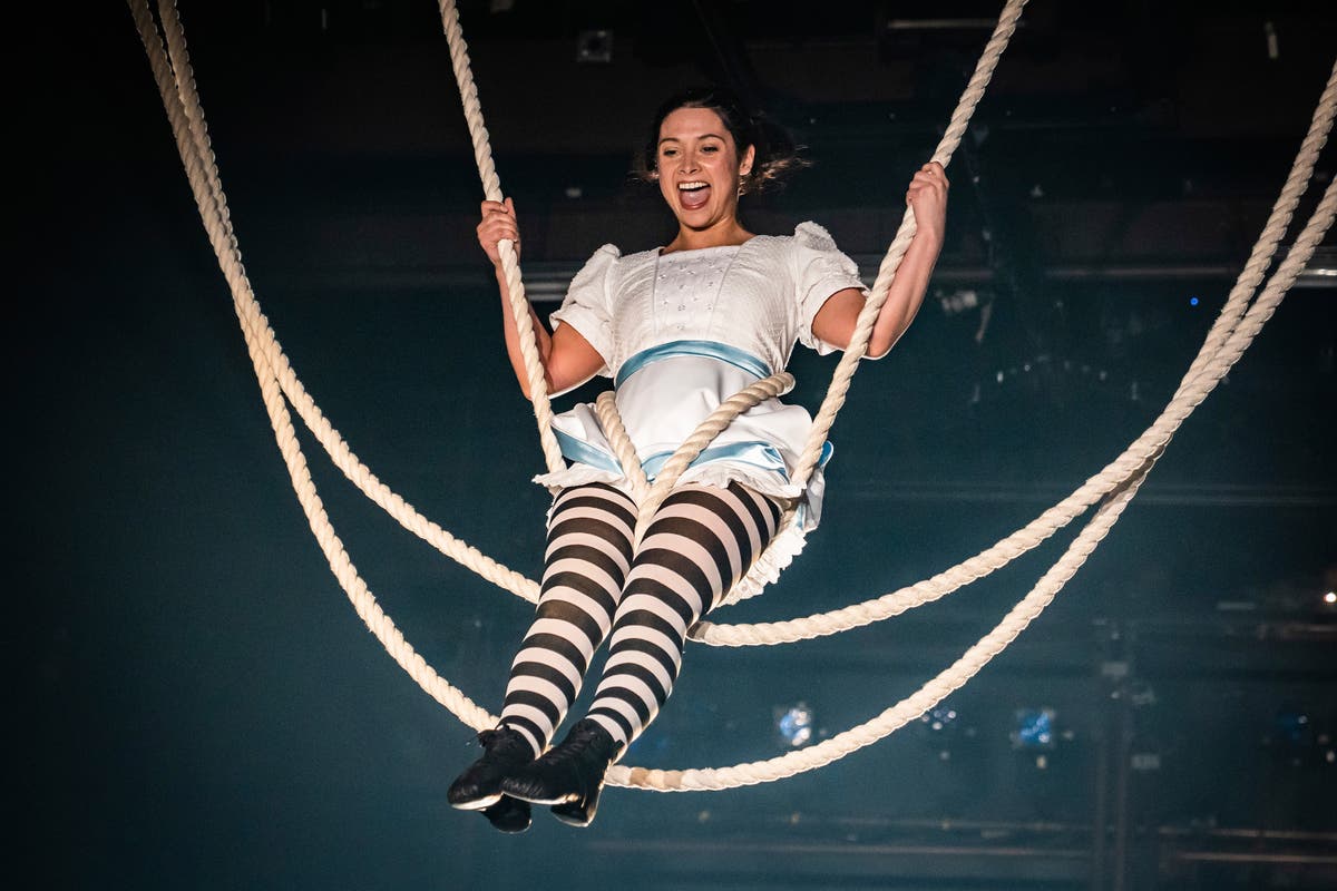 Сценичната пиеса „Алиса в страната на чудесата“ от Чикаго обединява циркови елементи за ново излъчване на PBS