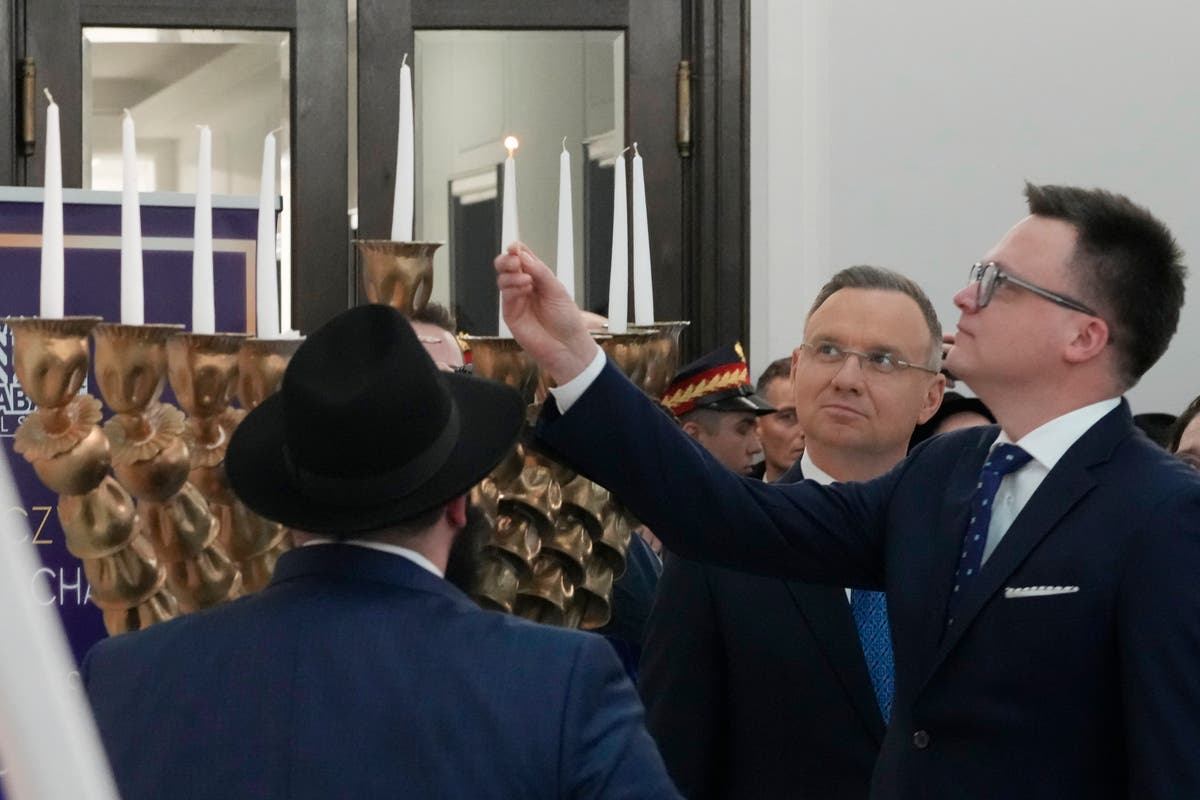 Висши полски лидери празнуват Ханука в парламента след антисемитски инцидент