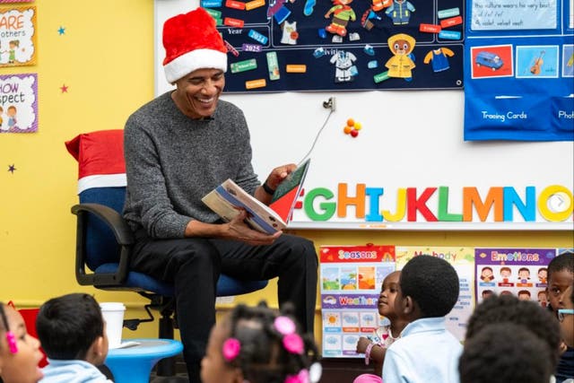 <p>Barack Obama reads to schoolchildren in Chicago</p>