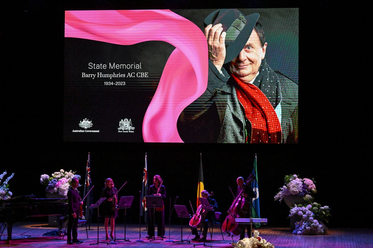 Крал Чарлз отдава безгрижна почит на комика Бари Хъмфрис на мемориалната служба в Сидни