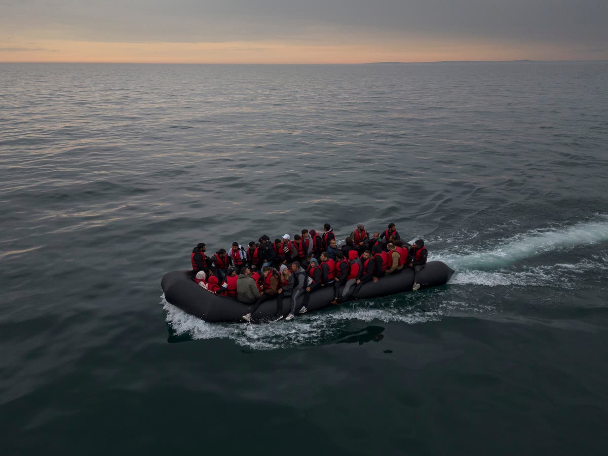 Един загинал, а друг се бори за живот, след като малка лодка с 66 мигранти потъна в Ламанша