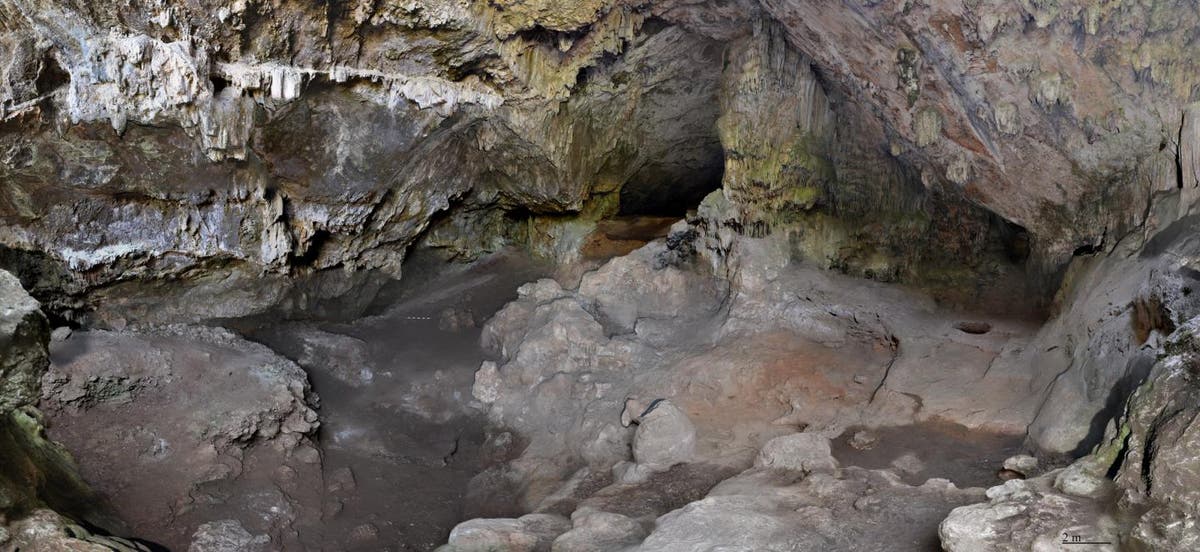 Странни лишени от плът и разчленени трупове, намерени в странно древно „мега“ каменно погребение в Испания