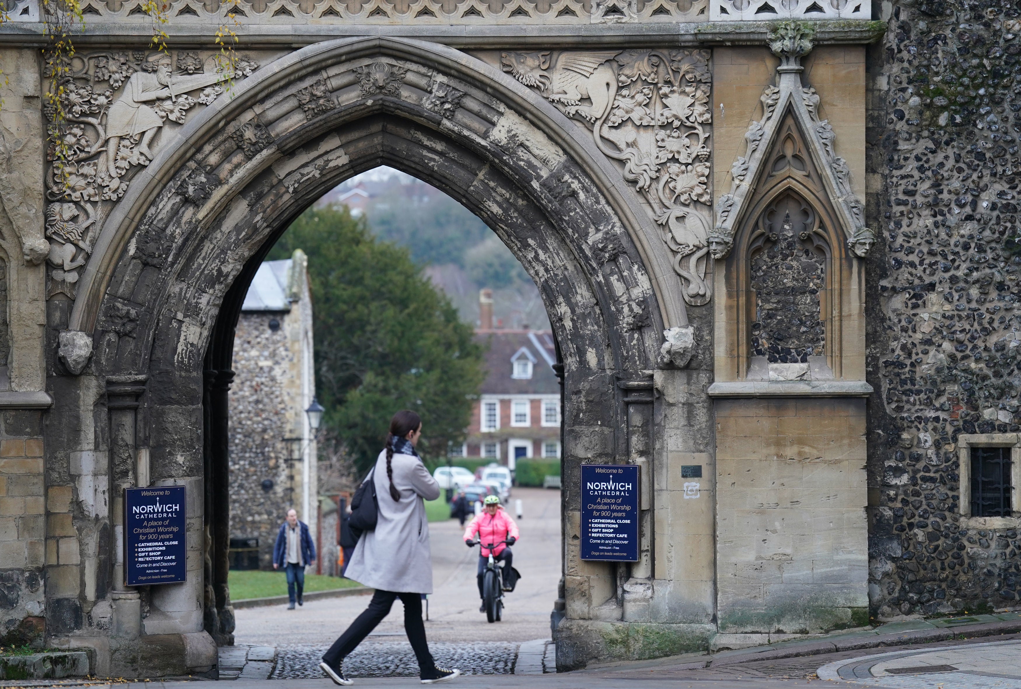 <p>She leaves the cathedral through this archway 34 minutes later at 3:22pm</p>