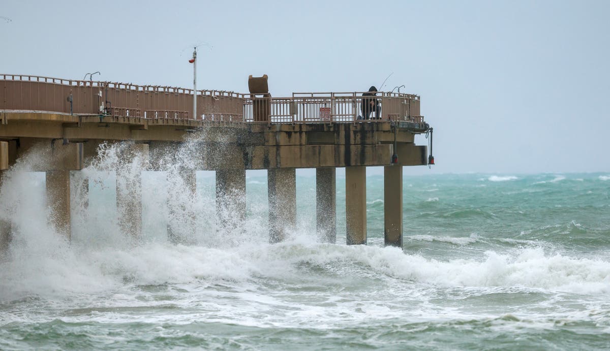 Дъждът, поривистите ветрове донасят отмиване през уикенда на Флорида, преди системата да се насочи към Източното крайбрежие