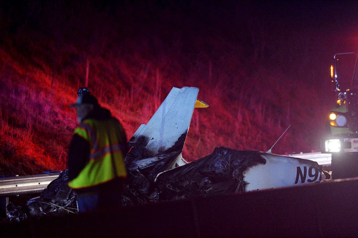 Самолет се удари в електропроводи над I-26 в Северна Каролина, след което избухна в пламъци. Никой не е пострадал сериозно