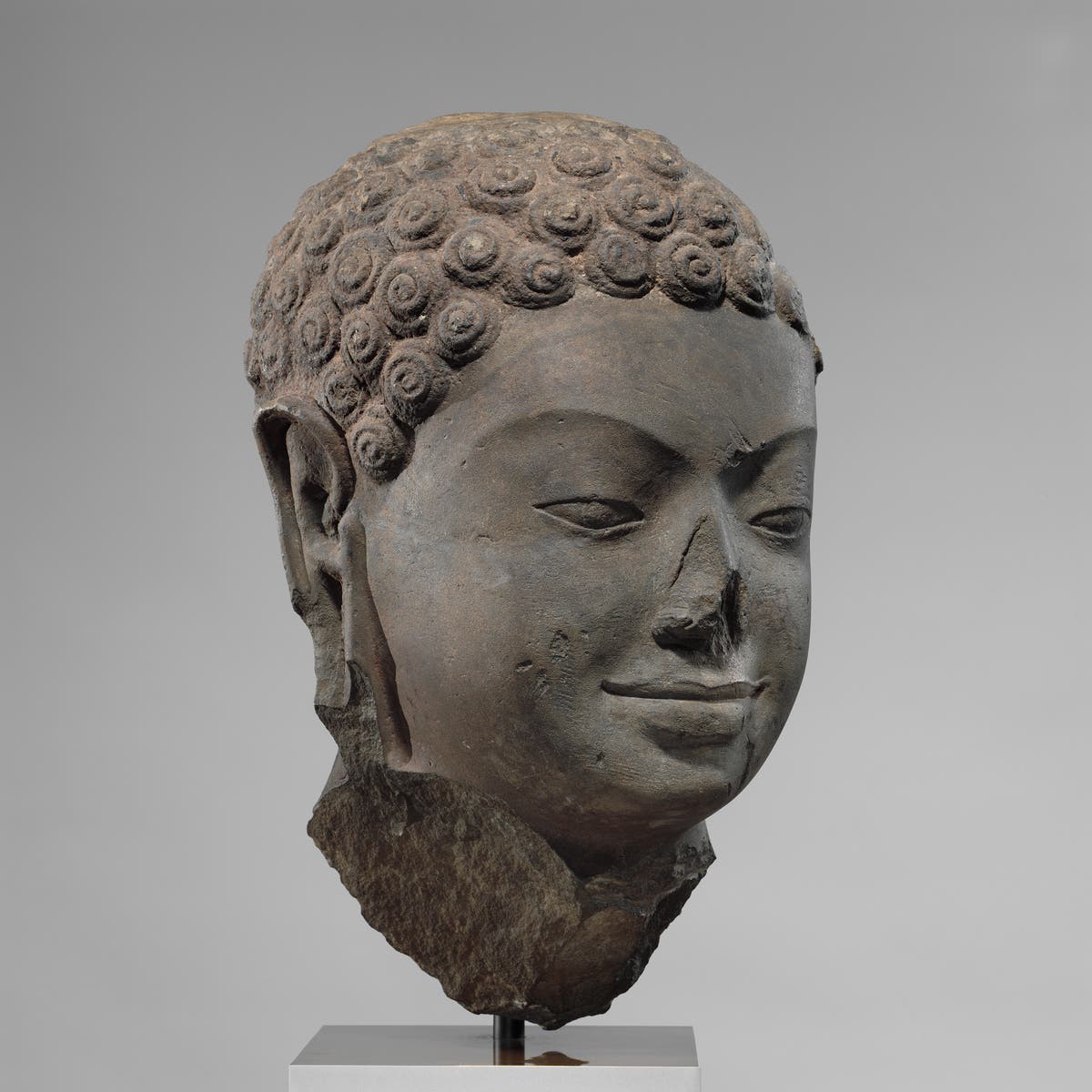 Четиринадесет кхмерски скулптури ще бъдат върнати на Камбоджа и две