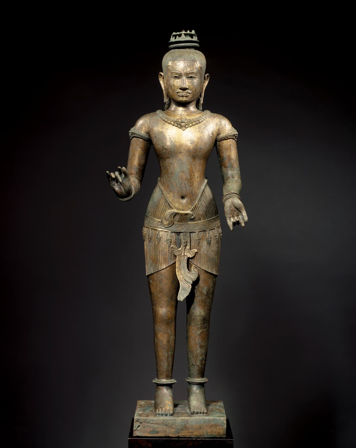 Четиринадесет кхмерски скулптури ще бъдат върнати в Камбоджа и две