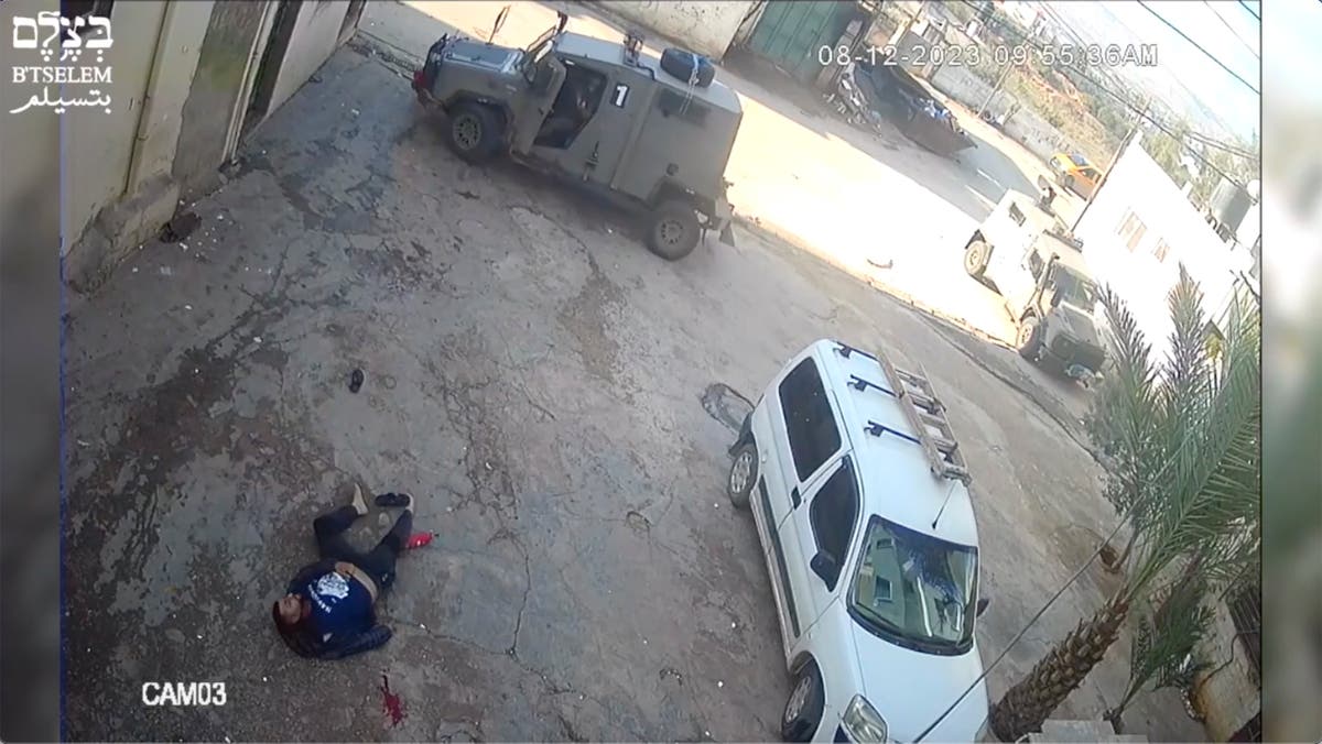 Видеозаписи от службите за сигурност показват как израелските сили убиват 2 палестинци от близко разстояние. Армията отваря сонда