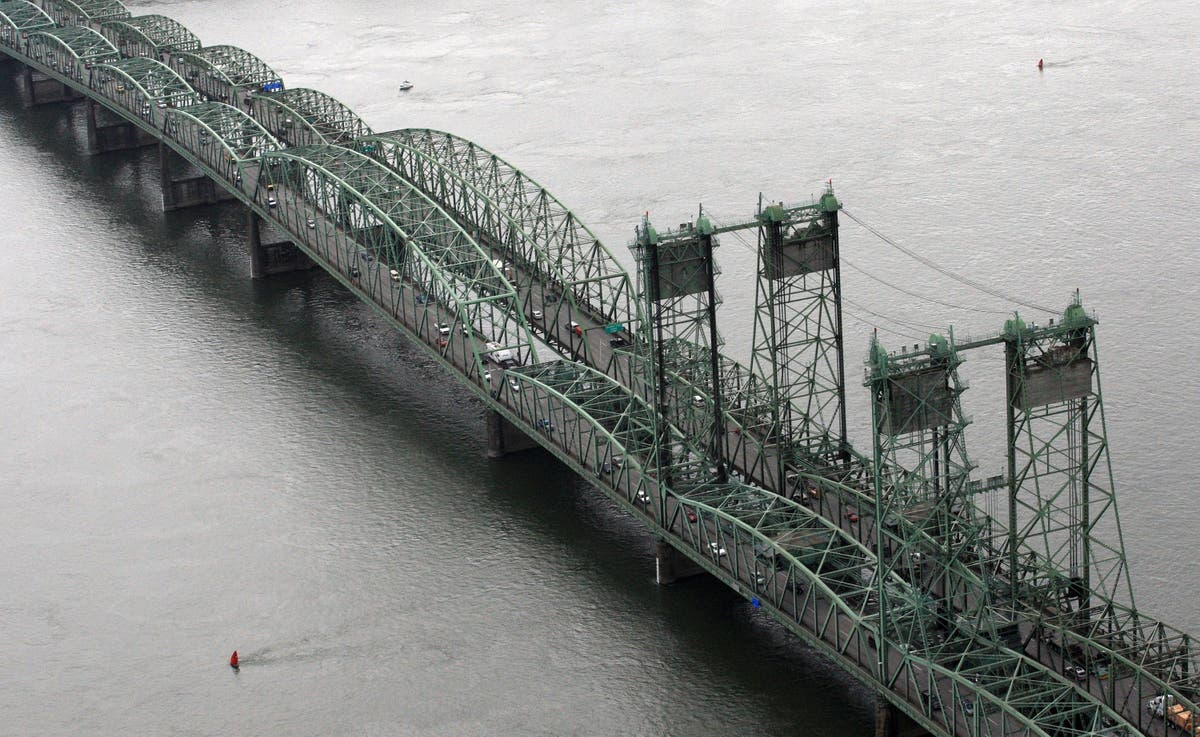 Мостът пресича река Колумбия и е ключов компонент на I 5