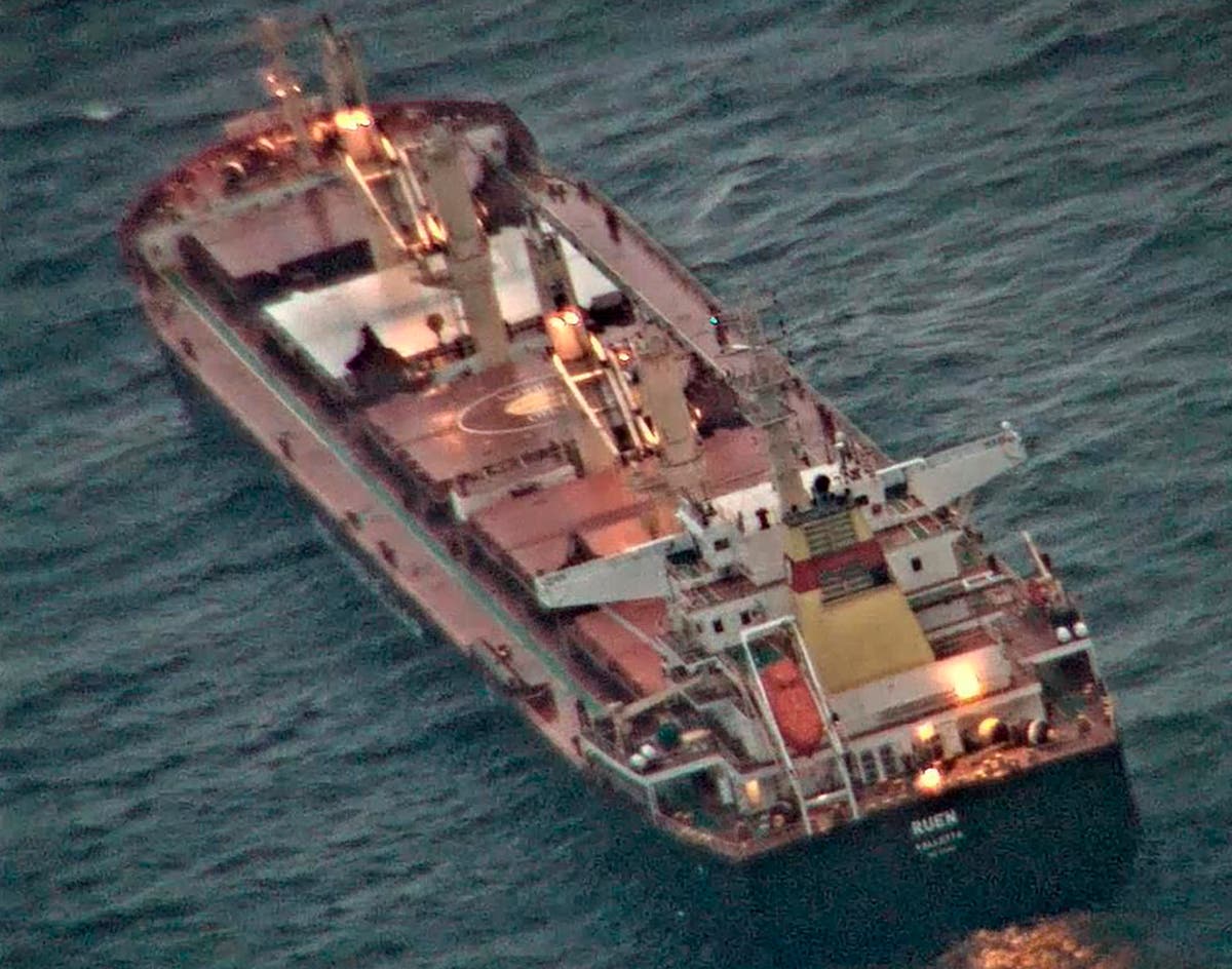 Индийският флот следи кораб за насипни товари, вероятно превзет от сомалийски пирати в Арабско море