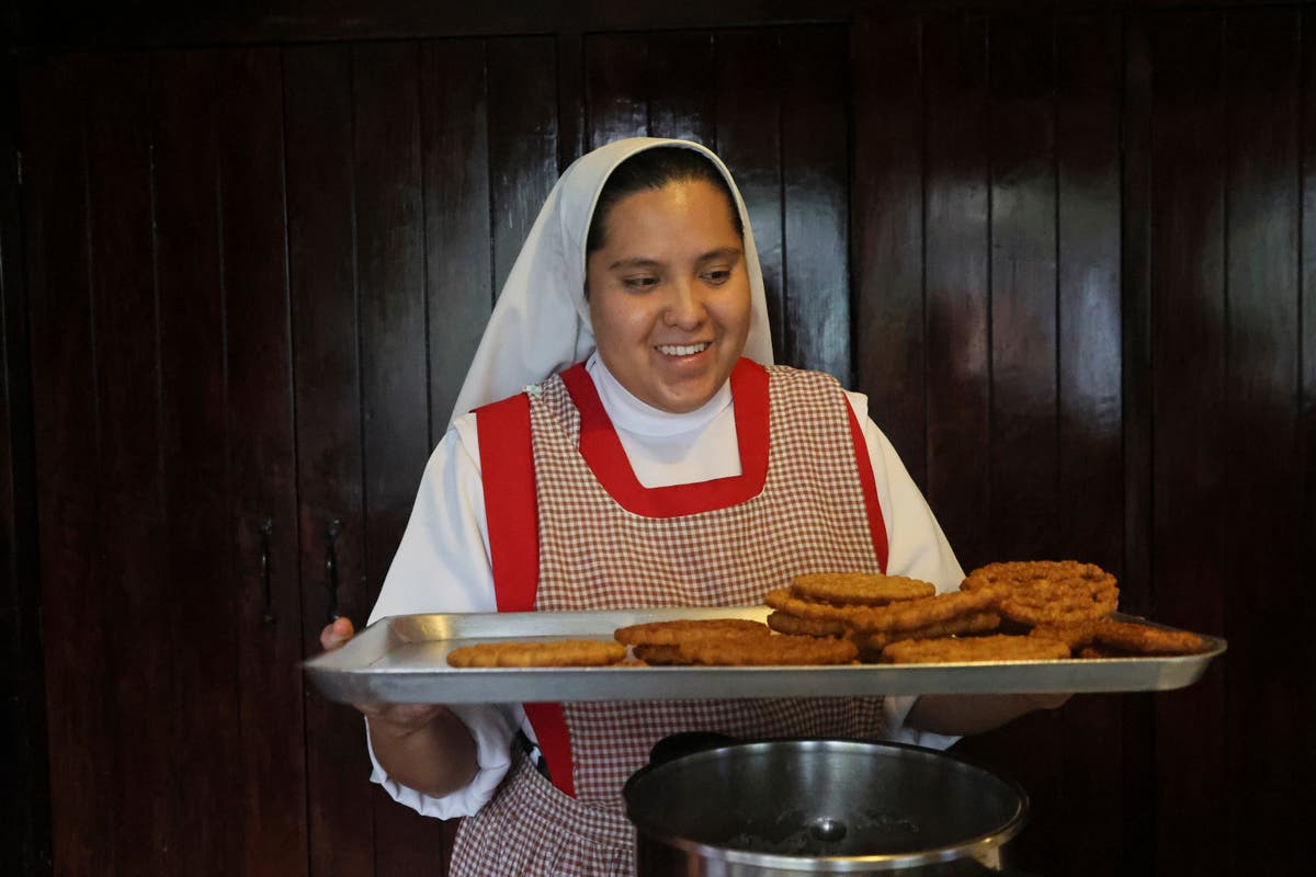 Приготвените в манастира деликатеси, любими за Коледа, помагат на монасите и монахините да спечелят фенове и да плащат сметките