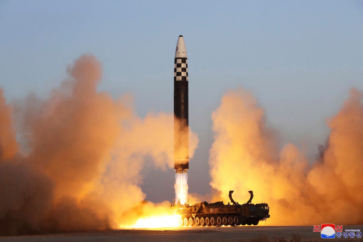 Армията на Южна Корея казва, че Северна Корея е изстреляла балистична ракета към източните си води