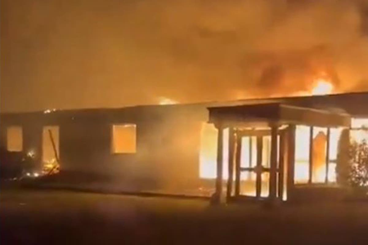 Огромен пожар избухва в хотел Голуей, преди търсещите убежище да се преместят