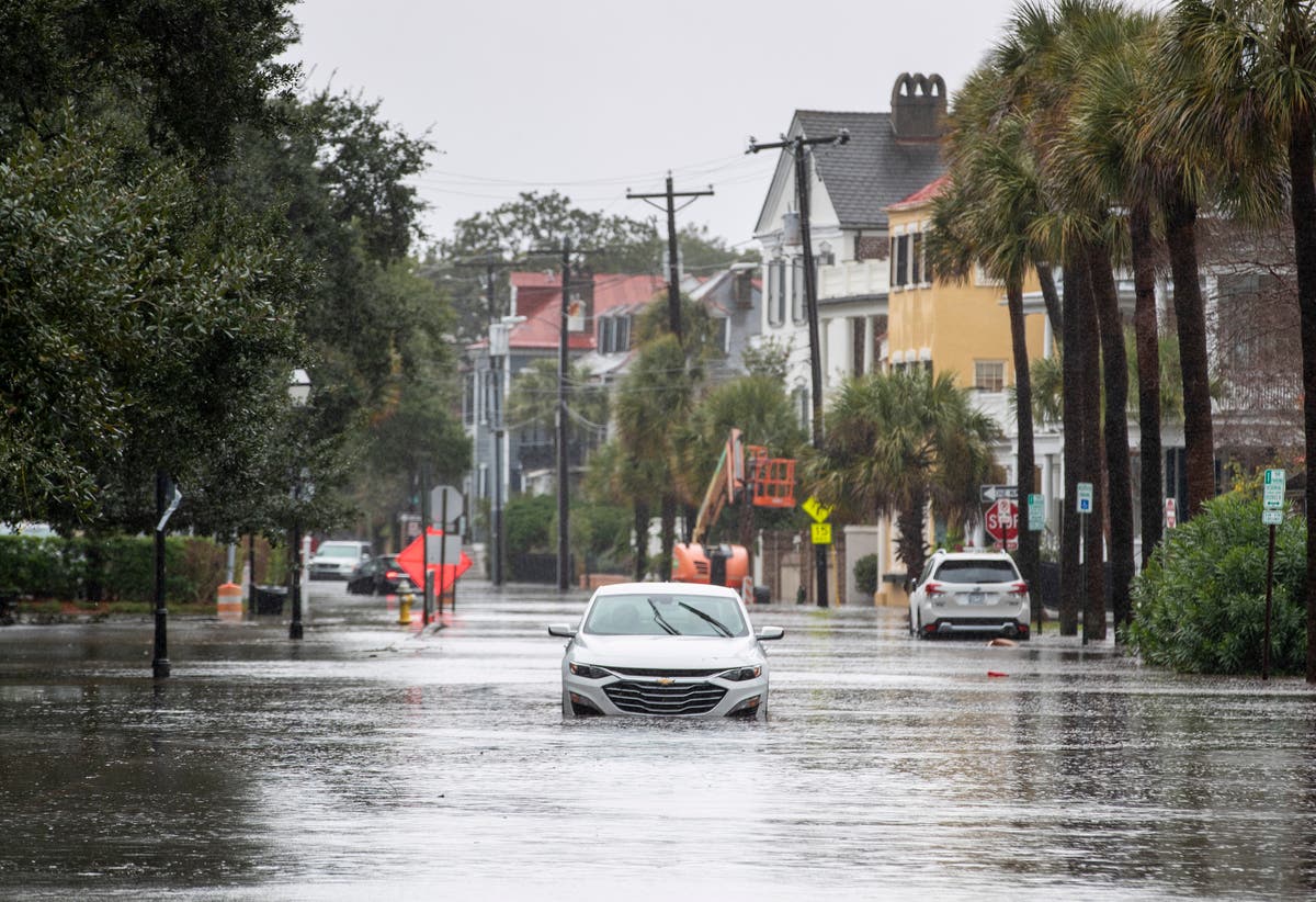 Бурята наводнява Флорида и причинява наводнения в Южна Каролина, докато се придвижва нагоре по Източното крайбрежие