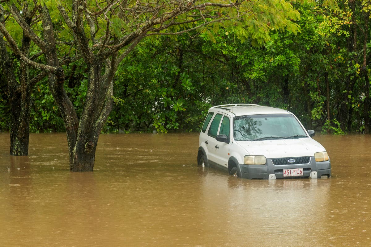 Докато дъждът намаля в Кернс в близките Порт Дъглас Дейнтри