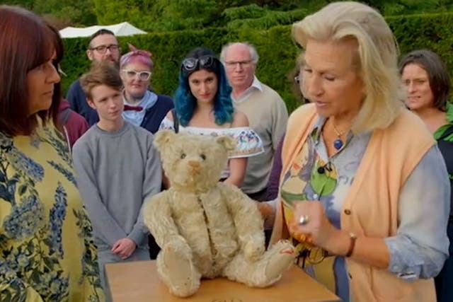<p>Antique Roadshow guest finds out teddy bear she’s kept in plastic bag is worth huge amount.</p>