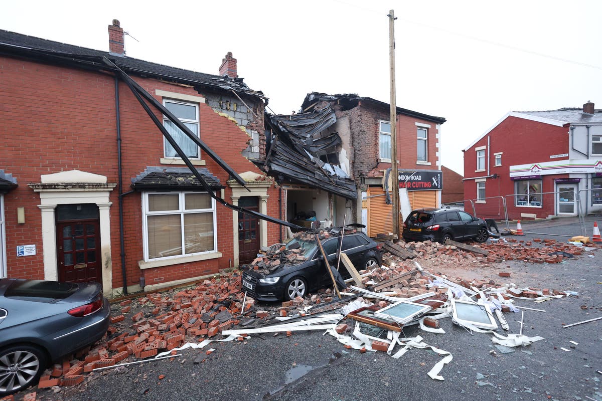 Експлозия разкъса дом в Блекбърн, докато мъж е откаран по спешност в болница
