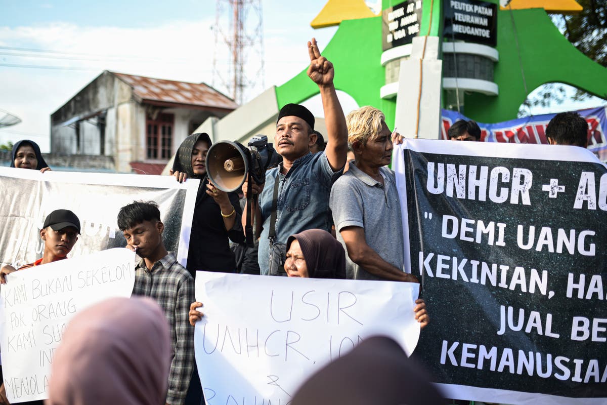 Стотици жители на индонезийския остров протестират срещу нарастващото пристигане на бежанци рохинги по море