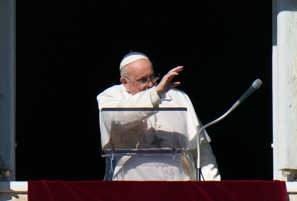Папата казва, че свещениците могат да благославят еднополовите съюзи, исканията не трябва да подлежат на морален анализ