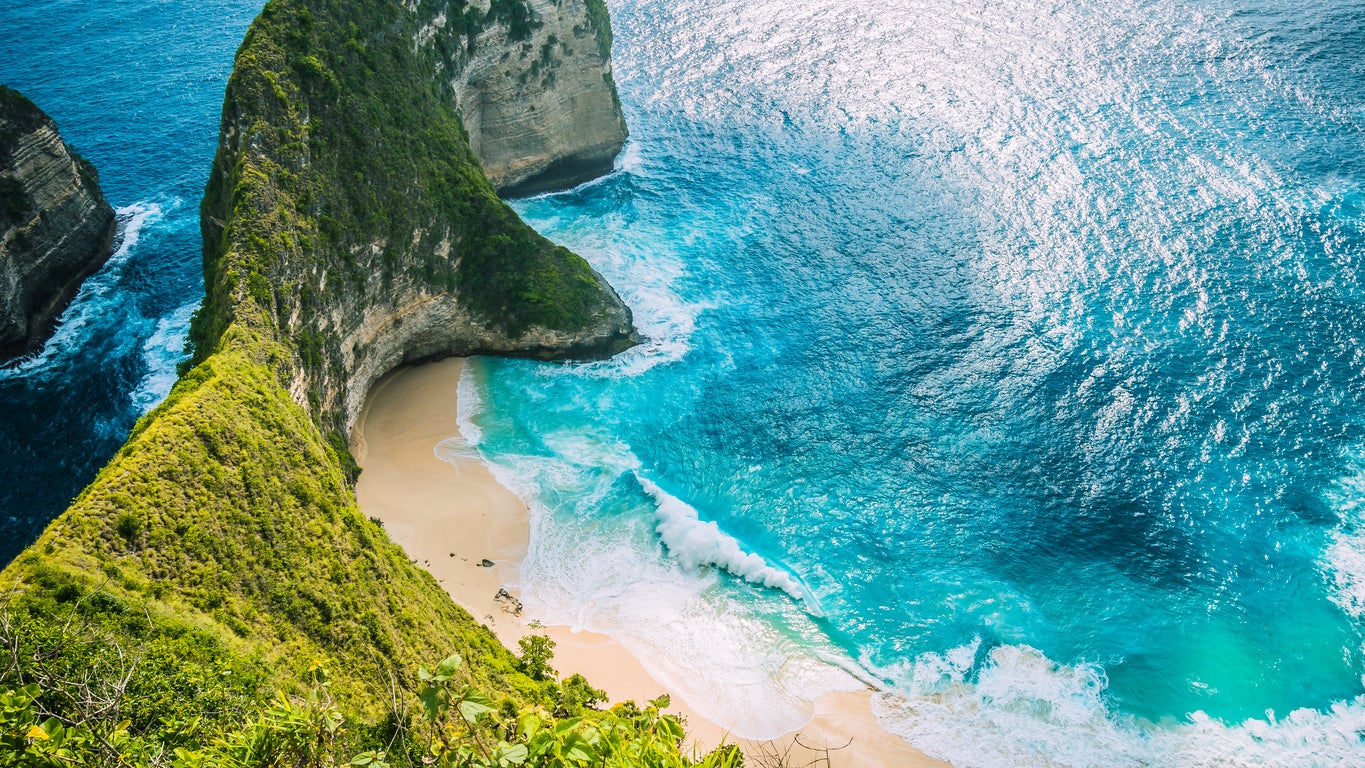 The Nusa Penida beach is reachable only by a 400m descent