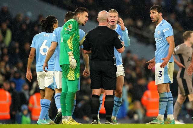 <p>Man City surrounded the referee after he refused to play advantage </p>