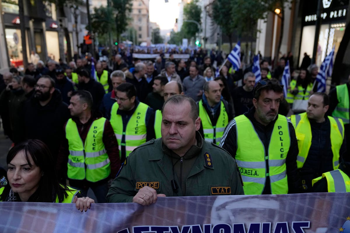 Гръцкият антитерористичен отряд разследва след обезвреждането на бомба близо до централата на полицията за борба с безредиците